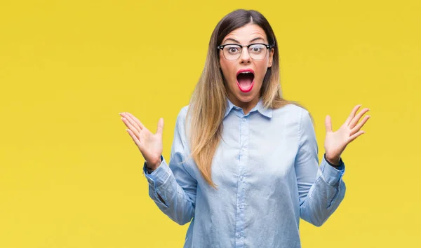 Joven Mujer Negocios Hermosa Con Gafas Sobre Fondo Aislado Celebrando —  Fotos de Stock