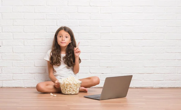 Junges Hispanisches Kind Das Auf Dem Boden Sitzt Popcorn Isst — Stockfoto