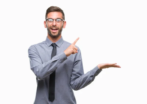 Joven Hombre Negocios Guapo Sobre Fondo Aislado Sorprendido Sonriendo Cámara —  Fotos de Stock