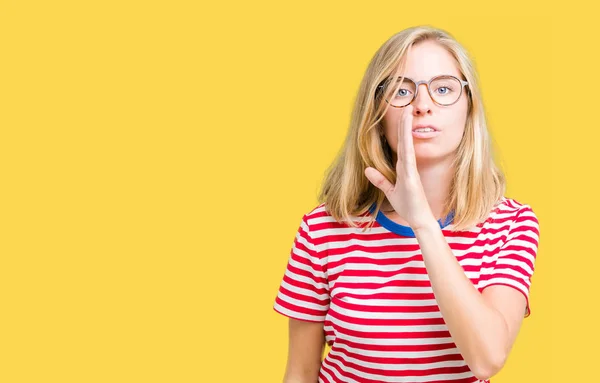 Hermosa Joven Con Gafas Sobre Fondo Aislado Mano Boca Contando —  Fotos de Stock