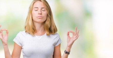 Casual beyaz t-shirt izole arka plan üzerine dinlenmek giydiği ve gözler gülümseyen güzel genç kadın meditasyon jest parmak ile yapıyor kapalı. Yoga kavramı.