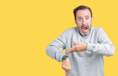 Yakışıklı orta yaş komuta sizde acele işaretleme izlemek için zaman, sabırsızlık, üzgün ve kızgın son tarih gecikme için izole arka plan üzerinde bir kazak giyiyor