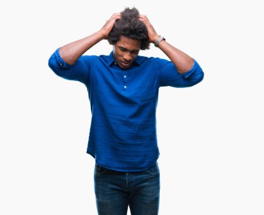 Afro Amerikalı adam çünkü umutsuz ve stresli baş ağrısı acı izole arka plan üzerinde ağrı ve migren. Ellerini kafasına.