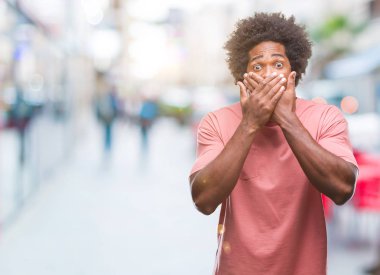 İzole arka plan ağız hata için elleriyle kapsayan şok Afro Amerikan adam. Gizli kavramı.