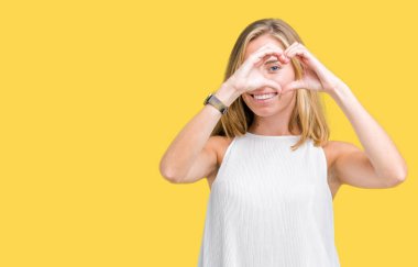 İzole arka plan yaparken kalp şekli ile el ve parmak işareti seyir gülümseyen güzel genç zarif kadın