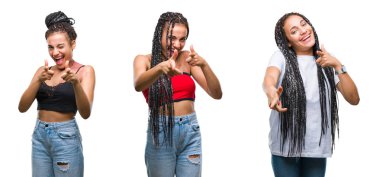 Kolaj güzel bir fotoğraf makinesi ile mutlu ve komik yüz için parmakları işaret izole arka plan üzerinde saç Afrikalı-Amerikalı kadın Doğum işareti ile örgülü. İyi enerji ve vibes.