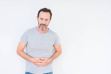 Yakışıklı üst düzey adam izole mide üzerinde el ile arka plan çünkü hazımsızlık, ağrılı hastalık hasta hissediyor. Ağrısı kavramı.