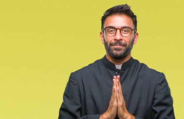 Yetişkin İspanyol Katolik rahip adam eliyle birlikte AF emin gülümseyen için soran dua izole arka plan.