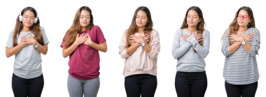 Kolaj ile gülümseyen izole arka plan üzerinde güzel genç kadının göğüs kapalı gözler ve yüzünde minnettar jest ile eller. Sağlık kavramı.