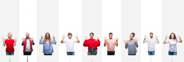 Kolaj farklı etnik gençlerin gösterilen ve parmakları ile işaret beyaz çizgili izole arka plan üzerinde kendinden emin ve mutlu gülümseyerek süre on numara.