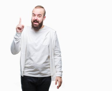 Spor kıyafetlerle üzerinde genç beyaz hipster adam arka plan başarılı fikirle parmağı yukarıyı izole. Çıktıktan ve mutlu. Bir numara.