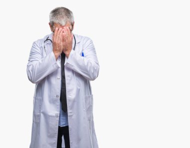 Yüzünü elleriyle ağlayarak süre kapsayan üzgün ifade ile izole arka plan yakışıklı kıdemli Doktor adam. Depresyon kavramı.