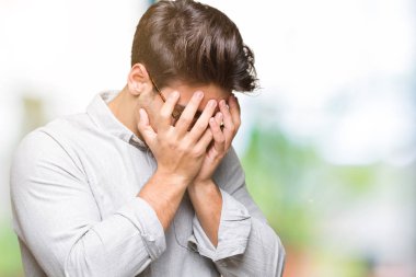 Üzgün ifade yüz eller ile ağlayarak süre kapsayan ile izole arka plan üzerinde gözlük takan yakışıklı delikanlı. Depresyon kavramı.