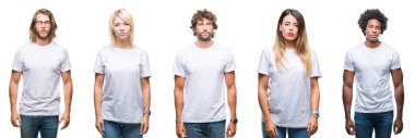 Kolaj grup insan yüzünde ciddi bir ifade ile izole arka plan üzerinde rahat beyaz t-shirt giyiyor. Basit ve doğal kameraya bakıyor.