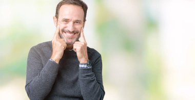 Bir kazak izole üzerinde giyen yakışıklı orta yaş üst düzey adam arka plan gülen açık ağız ile parmak işaret ve neşeli gülümseme zorlamadan