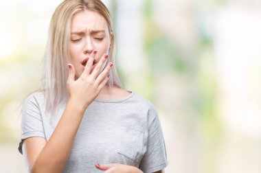 Sarışın genç kadın izole arka plan üzerinde el ile ağız kapsayan yorgun esneme sıkılmış. Restless ve uyku hali.