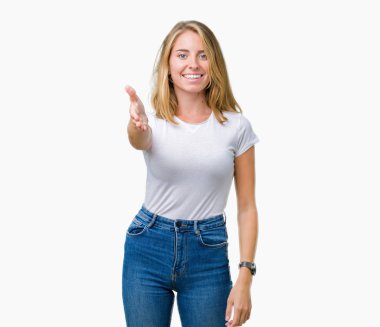 Tebrik ve konuksever dost sunan karşılıklı gülümseyen izole arka plan üzerinde rahat beyaz t-shirt giyen güzel ve genç birbayan. Başarılı iş.