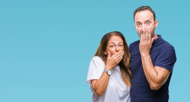 Orta yaş İspanyol rahat çift izole arka plan ağız hata için elleriyle kapsayan şok üzerinde. Gizli kavramı.