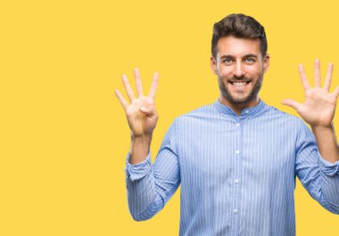 Yakışıklı delikanlı gösterilen ve parmakları ile işaret izole arka plan üzerinde numara 9 kendinden emin ve mutlu gülümseyerek süre.