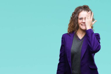 Okul üniforması ve gözlük el yüz ve sürpriz duygu kendinden emin gülümseme ile tek gözüyle kapsayan izole arka plan üzerinde giyen genç esmer öğrenci kız.