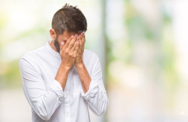 Yüzünü elleriyle ağlayarak süre kapsayan üzgün ifade ile izole arka plan yetişkin İspanyol adam. Depresyon kavramı.