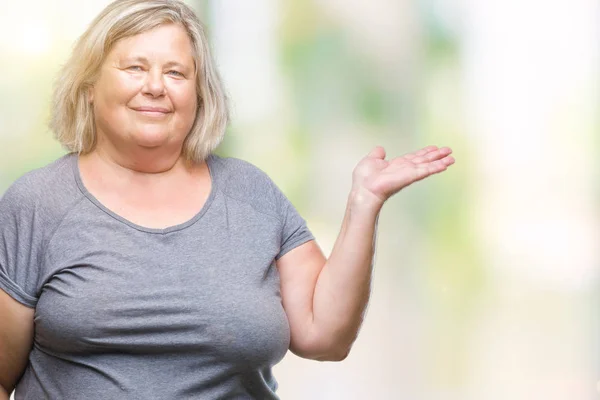 Senior Grootte Kaukasische Vrouw Geïsoleerd Achtergrond Lacht Vrolijk Presenteren Wijzen — Stockfoto