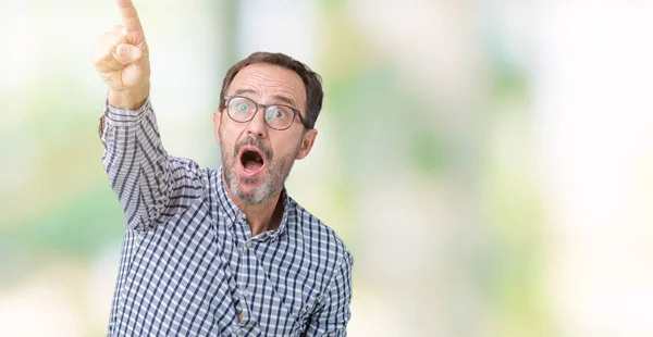 Knappe Middenleeftijd Elegante Senior Man Met Bril Geïsoleerd Achtergrond Wijzen — Stockfoto