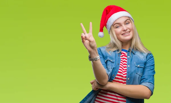 Junge Kaukasische Frau Mit Weihnachtsmütze Vor Isoliertem Hintergrund Lächelnd Mit — Stockfoto