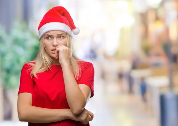 Junge Kaukasische Frau Mit Weihnachtsmütze Vor Isoliertem Hintergrund Sieht Gestresst — Stockfoto