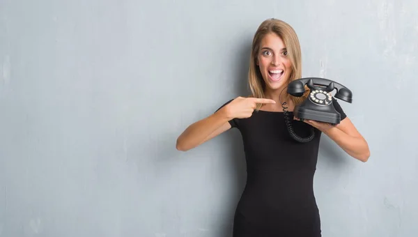 Beautiful Young Woman Grunge Grey Wall Holding Vintage Telephone Very — Stock Photo, Image