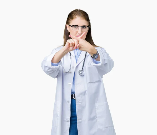 Μέσης Ηλικίας Γυναίκα Γιατρός Φορώντας Ιατρική Παλτό Πάνω Από Απομονωμένο — Φωτογραφία Αρχείου