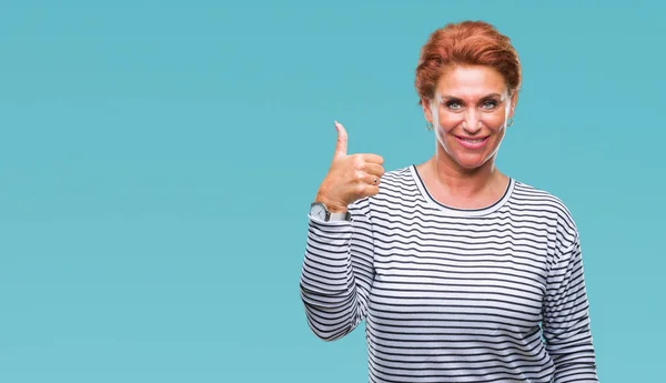 Atrractive Üst Düzey Beyaz Kızıl Saçlı Kadın Hareketi Ile Mutlu — Stok fotoğraf