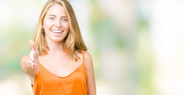 Hermosa Mujer Joven Con Camisa Naranja Sobre Fondo Aislado Sonriendo —  Fotos de Stock