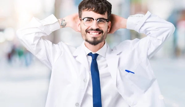 Junger Wissenschaftler Der Weißen Mantel Über Isoliertem Hintergrund Trägt Entspannt — Stockfoto