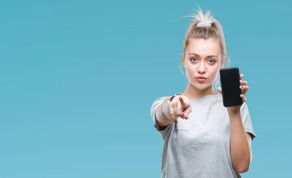 Молода Блондинка Показує Екран Смартфона Над Ізольованим Фоном Вказуючи Пальцем — стокове фото