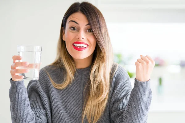 Young Beautiful Woman Drinking Glass Water Home Screaming Proud Celebrating — Stock Photo, Image