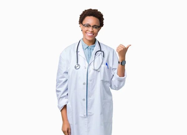 Joven Mujer Médica Afroamericana Con Abrigo Médico Sobre Fondo Aislado —  Fotos de Stock