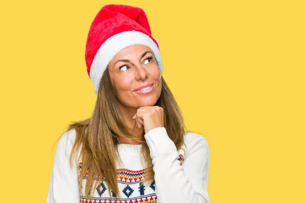 Mulher Adulta Meia Idade Usando Suéter Inverno Chapéu Chrismat Sobre — Fotografia de Stock