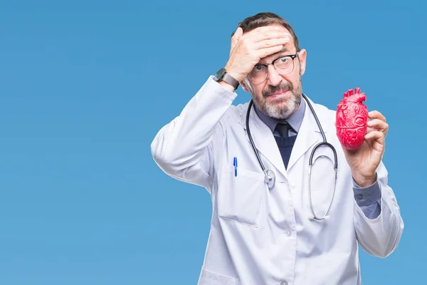 Średnim Wieku Starszy Kardiolog Sędziwy Doktor Człowieka Posiadającego Serce Białym — Zdjęcie stockowe