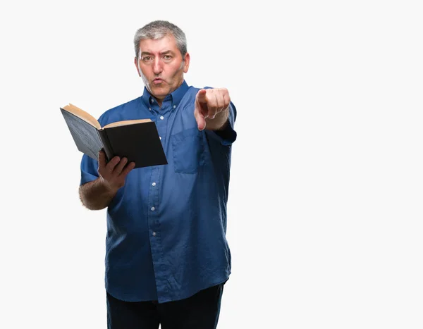Przystojny Nauczyciel Starszy Człowiek Czytając Książkę Białym Tle Wskazując Palcem — Zdjęcie stockowe