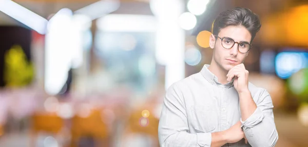 Joven Hombre Guapo Con Gafas Sobre Fondo Aislado Con Mano — Foto de Stock