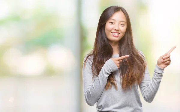 Jovem Mulher Asiática Sobre Fundo Isolado Sorrindo Olhando Para Câmera — Fotografia de Stock