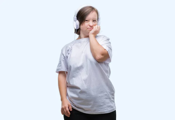 ダウン症候群ストレスと神経を分離の背景の上身に着けているヘッドフォンで若い大人の女性の爪をかむ口手します 不安の問題 — ストック写真
