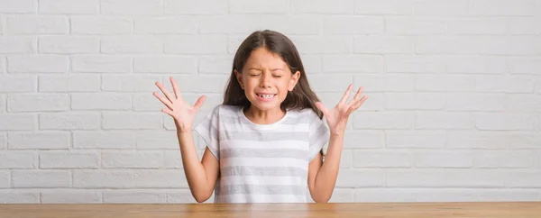 Jonge Latino Jongen Zittend Tafel Thuis Vieren Gekke Gekke Voor — Stockfoto