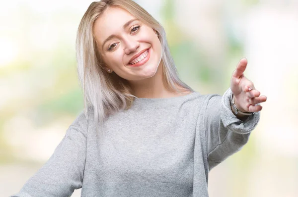 Mujer Rubia Joven Sobre Fondo Aislado Mirando Cámara Sonriendo Con —  Fotos de Stock