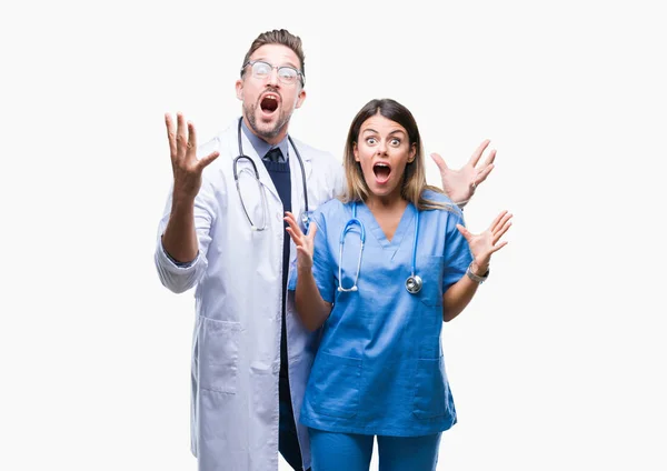 医師と外科医の上の若いカップル狂気を祝う背景を分離した腕を上げると成功のためびっくりし 叫んで興奮して目を開きます 勝者の概念 — ストック写真