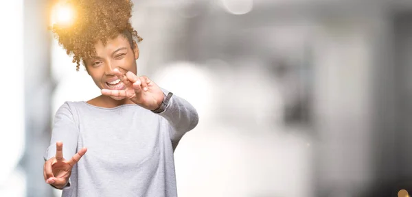 Красива Молода Жінка Афро Американських Над Ізольованих Фон Посміхався Дивлячись — стокове фото