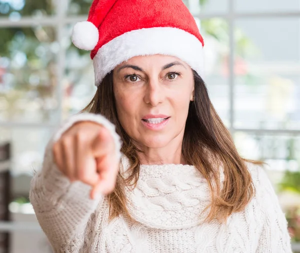 Středního Věku Žena Nosí Santa Claus Klobouk Doma Ukazuje Prstem — Stock fotografie