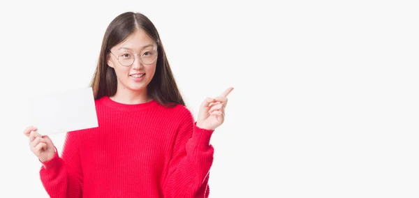 Unga Kinesiska Kvinnan Över Isolerade Bakgrund Håller Tomt Kort Mycket — Stockfoto