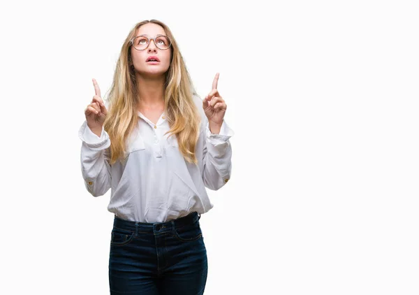 Junge Schöne Blonde Geschäftsfrau Trägt Brille Über Isoliertem Hintergrund Erstaunt — Stockfoto